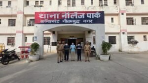 थाना नॉलेज पार्क पुलिस द्वारा कार चढ़ा कर हत्या (एक्सीडेंट का रूप देकर) कर शव को छुपाने वाले 03 अभियुक्त गिरफ्तार, कब्जे से घटना मे प्रयुक्त कार,हत्या मे इस्तेमाल किया गया हथियार व 03 मोबाइल फोन बरामद!