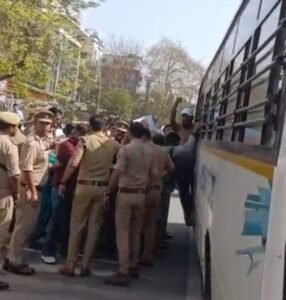 नोएडा में सफाई कर्मचारियों की मांगों को लेकर बढ़ा विवाद , प्रदर्शन कर रहे सफाई कर्मचारियों को किया गिरफ्तार