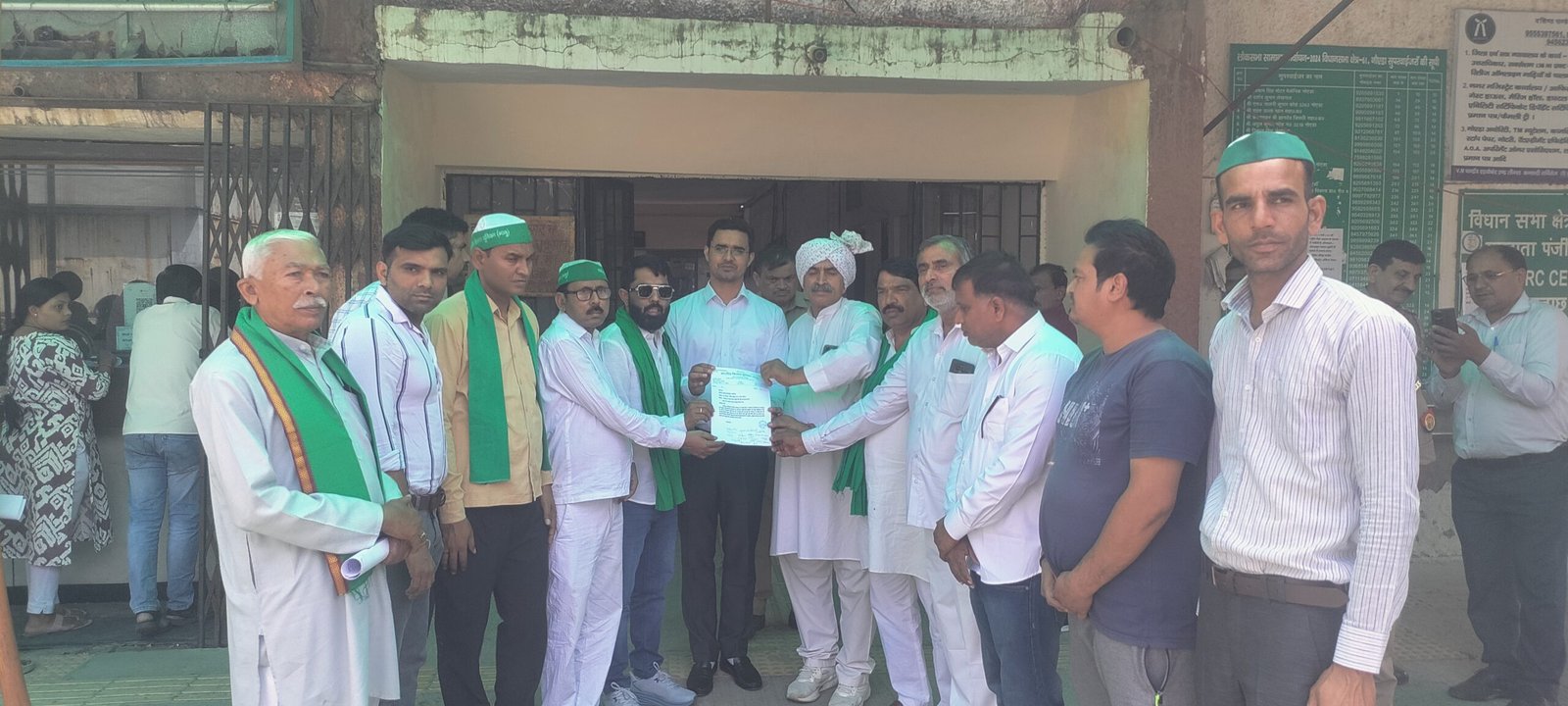 भारतीय किसान यूनियन (भानु) द्वारा जिले मे हो रही घरेलू गैस अनुपलब्ध होना तथा सिलेंडर की कालाबाजारी के संबंध मे सिटी मजिस्ट्रेट को ज्ञापन सौंपा गया