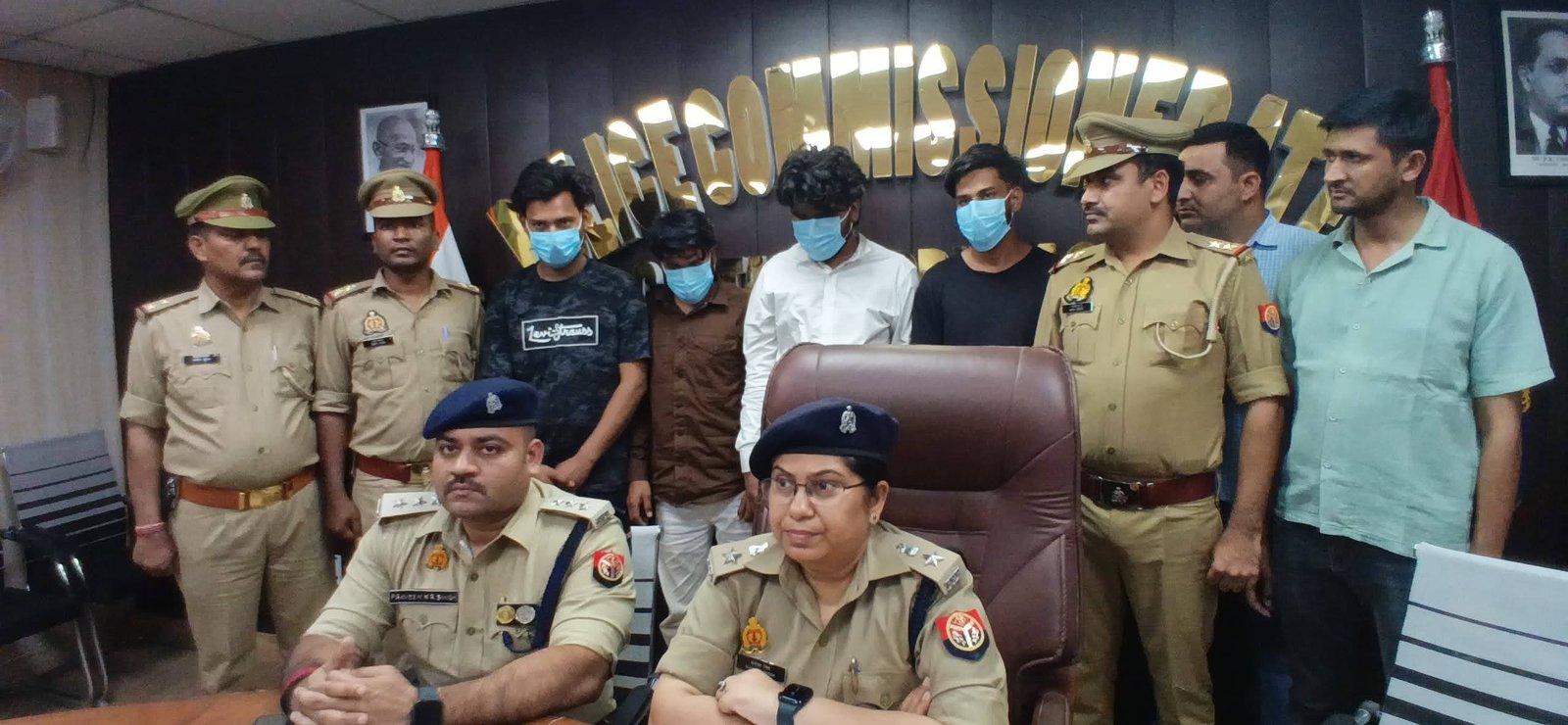 थाना सेक्टर 126 नोएडा पुलिस द्वारा ऑनलाइन डेटिंग एप के माध्यम से धोखाधड़ी/छिनैती करने वाले 04 अभियुक्त गिरफ्तार, कब्जे से ज्वैलरी व 14530 रुपये नगद बरामद!