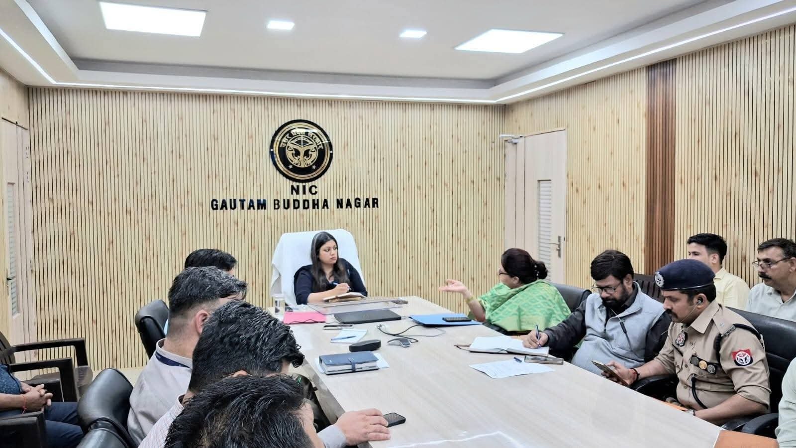 जिलाधिकारी की अध्यक्षता मे गैस कंपनियो के प्रतिनिधियो की बैठक सम्पन्न