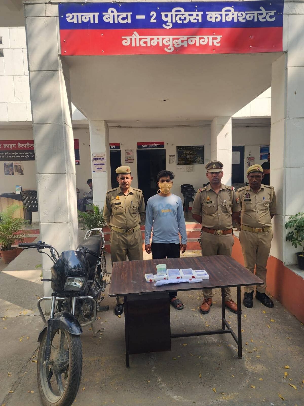 थाना बीटा-2 पुलिस द्वारा घरों में चोरी करने वाला एक अभियुक्त गिरफ्तार, कब्जे से ज्वैलरी (कीमत लगभग 15 लाख रुपये), चोरी की मोटरसाइकिल व अवैध शस्त्र बरामद।
