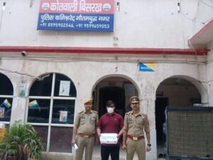 थाना बिसरख पुलिस द्वारा विदेश भेजने के नाम पर लाखो रूपये की ठगी करने वाला एक अभियुक्त गिरफ्तार, कब्जे से फर्जी वर्क वीजा व अन्य सामान बरामद।