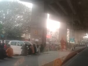 निठारी गांव में बढ़ती अव्यवस्था, शनि मंदिर के पास शराबियों का जमावड़ा!